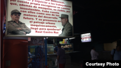 Como medio de protección, algunos cuentapropistas han realizado inversiones con “repercusión política” colocando frente a sus negocios carteles lumínicos donde resaltan frases y fotos de Raúl y Fidel. Foto Fernando Donate para Cubanet.