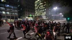 BRA59. SAO PAULO (BRASIL), 13/06/2013.- La policía militar brasileña dispersa a estudiantes hoy, jueves 13 de junio de 2013, cuando realizaban una protesta contra el aumento de la tarifa de autobús en la ciudad de Sao Paulo (Brasil). EFE/Sebastião Moreira