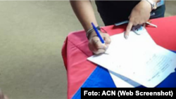 Cubanos denuncian que el régimen obliga a firmar en campaña oficialista