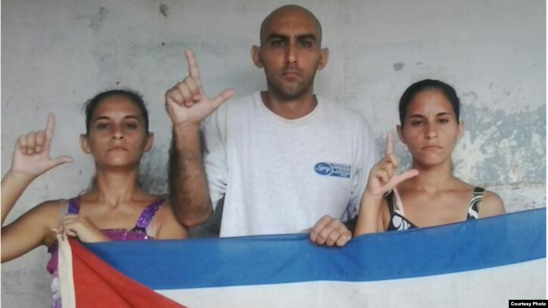 De izquierda a derecha, los hermanos Adairis Miranda, Fidel Batista y Anairis Miranda.