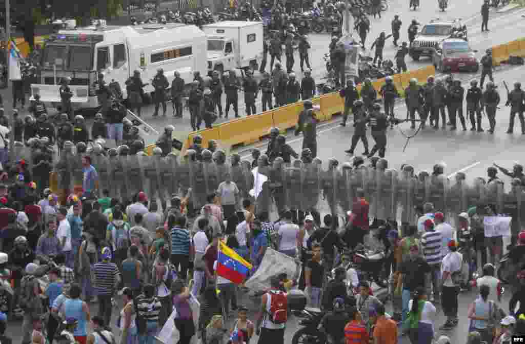 Thousands protest against the electoral fraud in Caracas, Venezuela, 15 April 2013. Protesters got to the highway where thwy were stopped by the police. Earlier, Capriles had told his supporters to hit saucepans in case elected president Nicolas Maduro wa