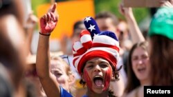 Partidarios del derecho al aborto protestan frente a la Corte Suprema de EEUU, el 25 de junio de 2022. (REUTERS/Elizabeth Frantz)