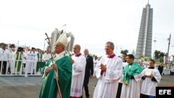 El papa Francisco llega para oficiar la misa en la Plaza de la Revolución de La Habana (Cuba), hoy, domingo 20 de septiembre de 2015, ante miles de cubanos y fieles. 