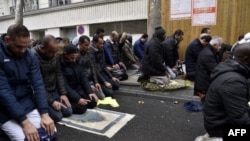 Musulmanes orando en Clichy, Francia, el 10 de noviembre de 2017. (Alain Jocard / AFP).