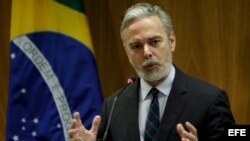 Fotografía de archivo del 7 de mayo de 2013, que muestra al canciller brasileño, Antonio Patriota, en una rueda de prensa en Brasilia. 