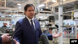 El secretario de Estado Marco Rubio habla a periodistas en El Salvador, el 3 de febrero, durante una visita a los talleres de la empresa de mantenimiento de aeronaves Aeroman, en San Luis Talpa. 