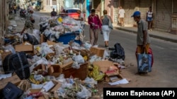 La basura se acumula en la acera en La Habana, Cuba, el martes 24 de septiembre de 2024. (Foto AP/Ramón Espinosa)