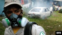 Funcionarios del Ministerio de Salud de Panamá realizan un recorrido de fumigación y volanteo para evitar la propagación del los criaderos del mosquito "Aedes-aegypti" portador del Dengue en un barrio de la ciudad de Panamá.