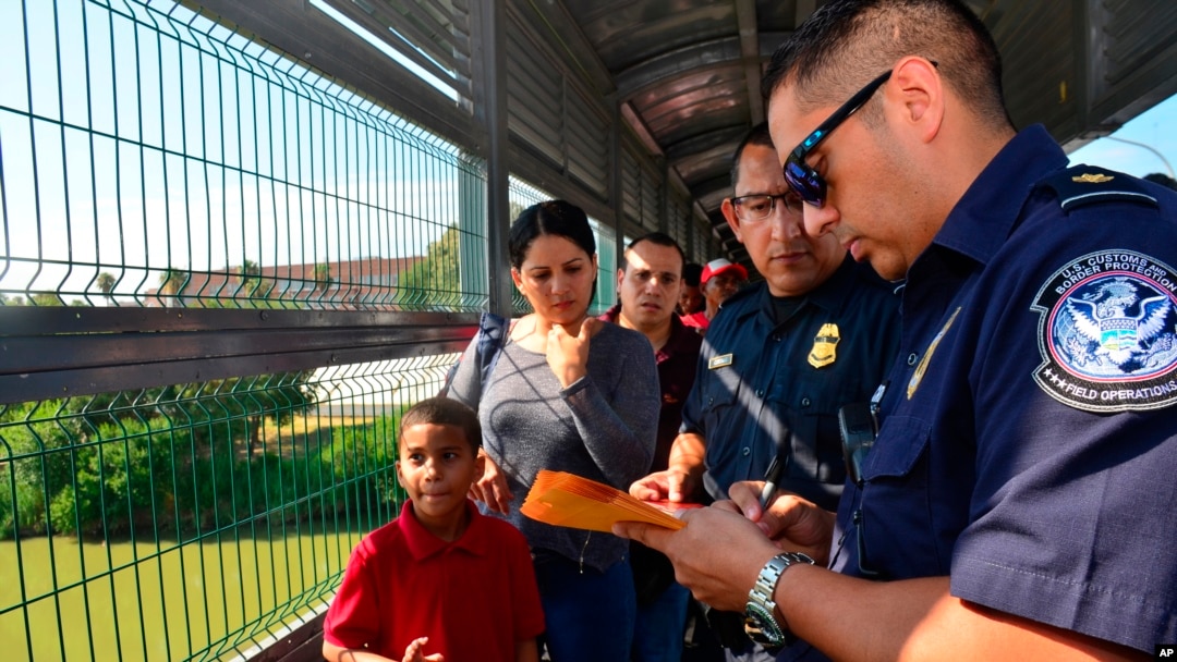 Agentes de Frontera procesan a una familia cubana en el Puente Internacional de Nuevo Laredo, Texas, el 10 de julio de 2019. (Foto AP /Salvador Gonzalez)