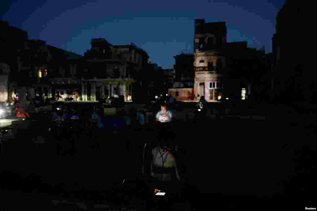 La gente se reúne en un parque en busca de cobertura móvil y para escapar del calor dentro de sus hogares mientras la red eléctrica nacional de Cuba colapsaba, marcando el tercer gran corte en nueve días, en La Habana, Cuba, el 14 de julio de 2026. REUTERS/Norlys Pérez IMÁGENES TPX DEL DÍA
