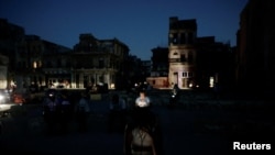 Personas se reúnen en un parque en busca de cobertura móvil y para escapar del calor de sus hogares tras el colapso de la red eléctrica nacional de Cuba el 14 de julio de 2026. REUTERS/Norlys Perez