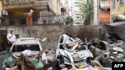 El muftí adjunto de Daguestán, Shehabeddin Husseinov, inspecciona los daños a un edificio alcanzado por un ataque aéreo israelí, durante una visita a la zona de Nuwairi en Beirut el 17 de octubre de 2024.