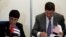 Marcelo Cleure, presidente de la compañía estadounidense Sprint, junto a la directora central de servicios móviles de Etecsa Hilda Arias (d-i), firman el acuerdo entre las dos compañías que permite el servicio de "roaming" entre los dos países.