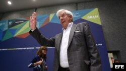 Mario Vargas Llosa en la rueda de prensa en la XXVII edición de la Feria Internacional del Libro (FIL) en Guadalajara (México). 