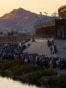 Migrantes hacen fila cerca del muro fronterizo tras cruzar el río Bravo para entregarse a agentes de la Patrulla Fronteriza de EE. UU. y solicitar asilo en la ciudad estadounidense de El Paso, Texasel 14 de diciembre de 2022. REUTERS/Jose Luis Gonzalez