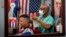 Un barbero usa máscara de protección contra el coronavirus en La Habana. (AP/Ramon Espinosa)