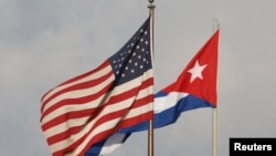 Las banderas de Estados Unidos y Cuba al lado de la embajada de Washington en La Habana, el 13 de mayo de 2024. (REUTERS/Alexandre Meneghini/File Photo).