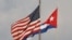 Las banderas de Estados Unidos y Cuba al lado de la embajada de Washington en La Habana, el 13 de mayo de 2024. (REUTERS/Alexandre Meneghini/File Photo).