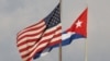 Banderas de Estados Unidos y Cuba ondean en la Embajada de Estados Unidos en La Habana, Cuba, el 13 de mayo de 2024. REUTERS/Alexandre Meneghini/Foto de archivo