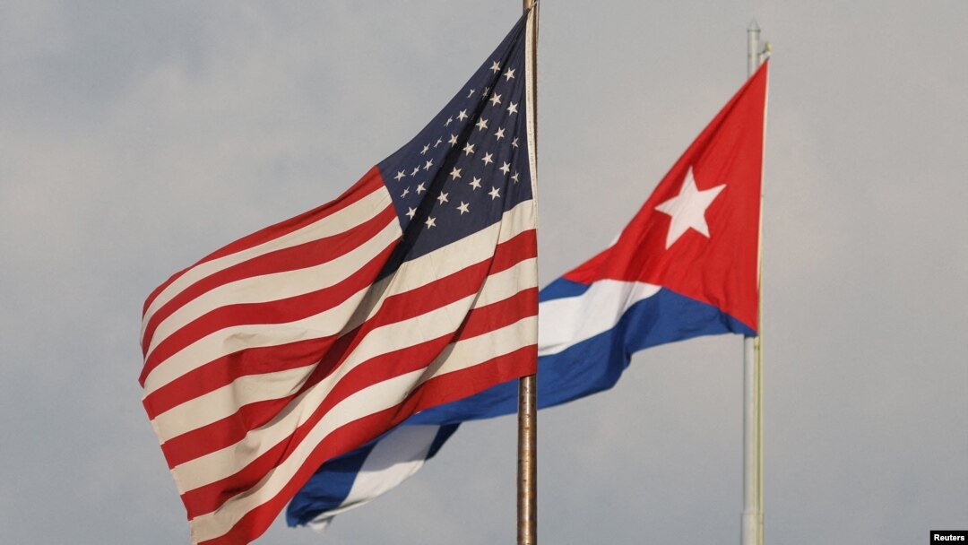 Banderas de Estados Unidos y Cuba ondean en la Embajada de Estados Unidos en La Habana, Cuba, el 13 de mayo de 2024. REUTERS/Alexandre Meneghini/Foto de archivo