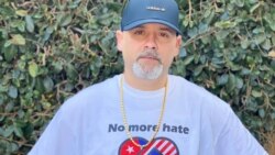 Roberto García Cabrejas con una camiseta del grupo pro castrista Puentes de Amor. 