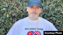 Roberto García Cabrejas con una camiseta del grupo pro castrista Puentes de Amor. 