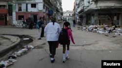 El inicio de clases será un reto para padres y niños en medio del colapso económico y social en Cuba. (REUTERS/Norlys Pérez/Archivo)