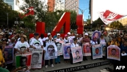 Familiares de las víctimas de Ayotzinapa en una marcha para conmemorar el 9no aniversario de la desaparición de los 43 estudiantes, en la Ciudad de México el 26 de septiembre de 2023.