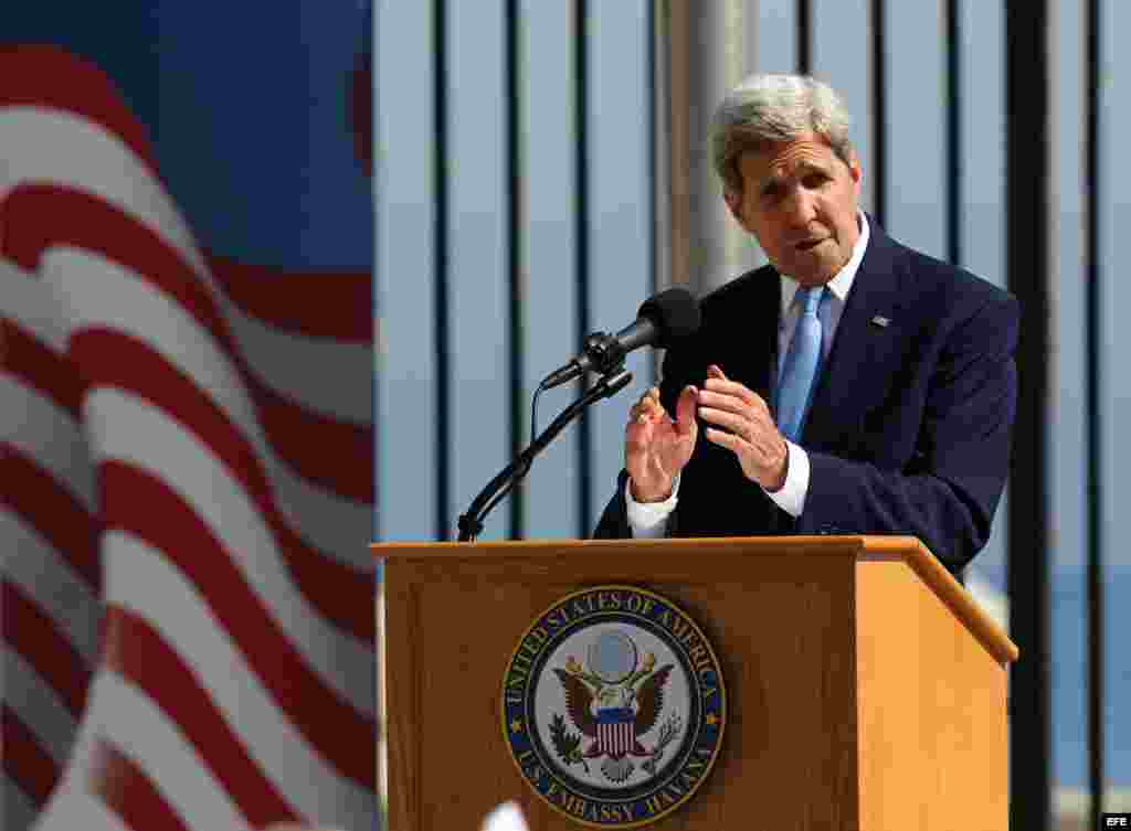 El secretario estadounidense de Estado John Kerry habla hoy, viernes 14 de agosto de 2015, durante la ceremonia de izado de la bandera estadounidense en la embajada de ese país en La Habana, Cuba. Kerry afirmó sentirse &quot;en casa&quot;.