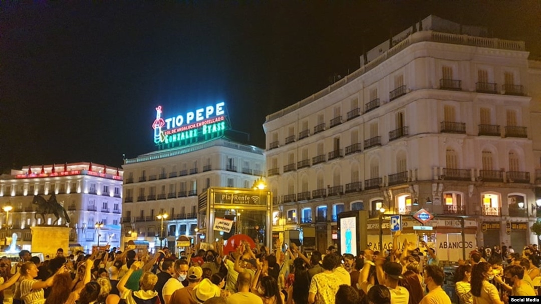Cubanos apoyan las protestas desde Madrid, España. 
