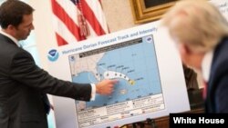 El presidente Donald Trump recibe información sobre la trayectoria del huracán Dorian y posible impacto en Florida. 