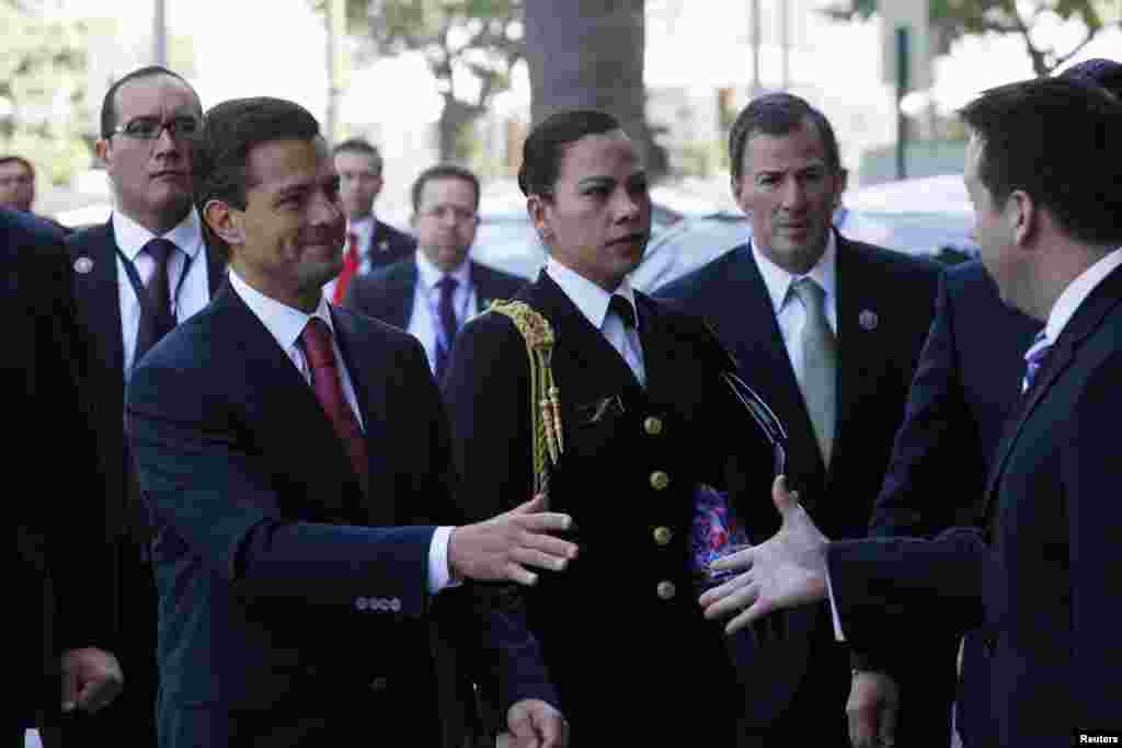 Presidente de M&eacute;xico Enrique Pe&ntilde;a Nieto (I) saluda a la delegaci&oacute;n brasile&ntilde;a