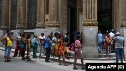 Cubanos esperan ser atendidos en un banco en La Habana Vieja el 7 de junio de 2026.