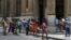 Cubanos esperan ser atendidos en un banco en La Habana Vieja el 7 de junio de 2026.