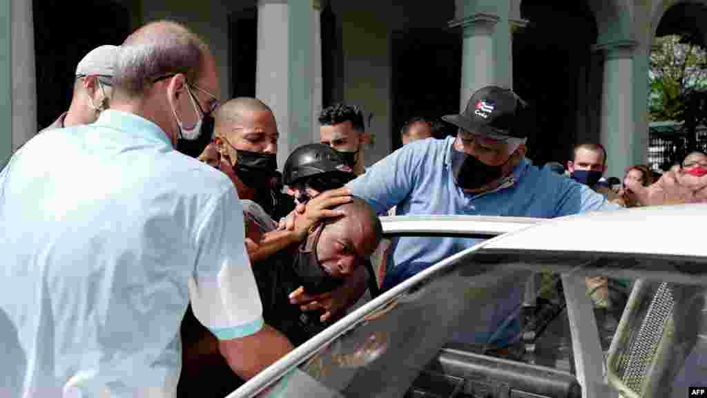 Un hombre es detenido durante una manifestación contra el gobierno del presidente cubano Miguel Díaz-Canel en La Habana, el 11 de julio de 2021.