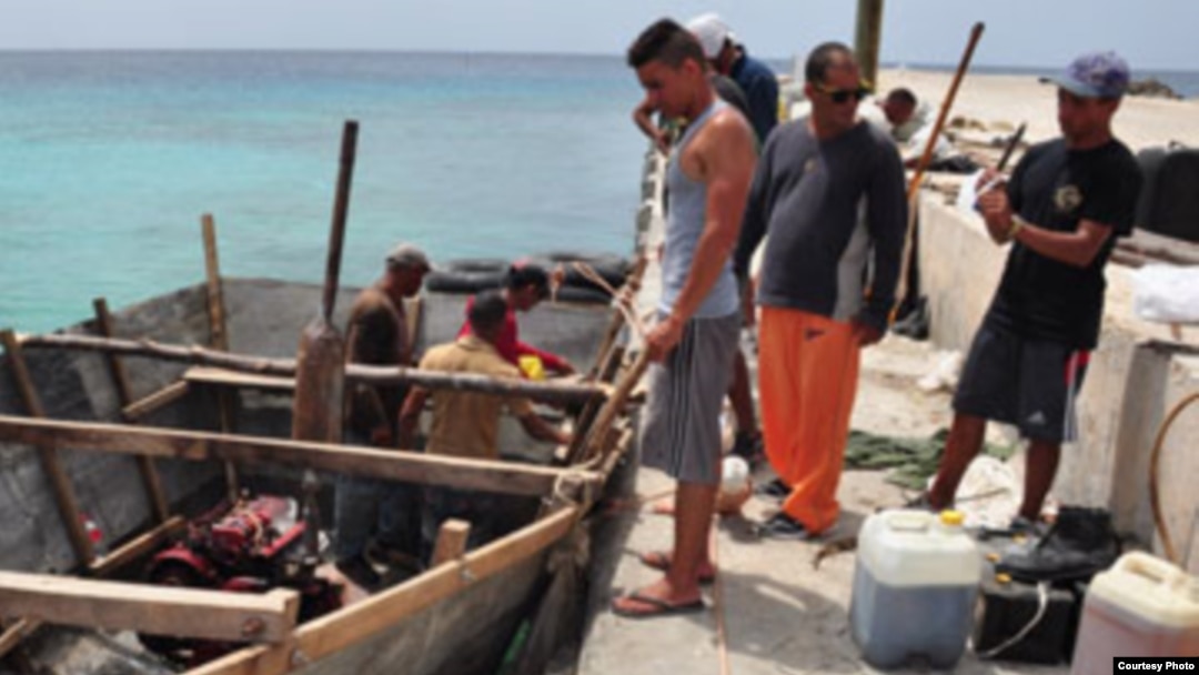 Cubanos que esperan pase el mal tiempo, islas Caimán.
