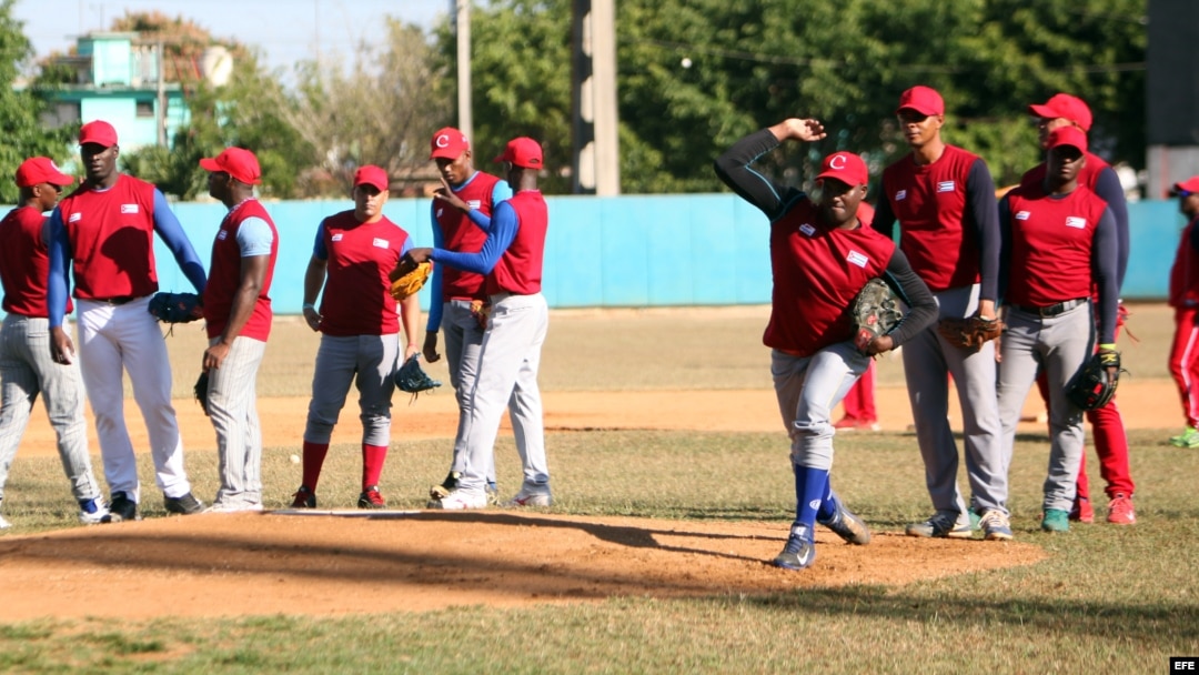 Jugadores de la selección cubana de béisbol durante un entrenamiento hoy, jueves 17 de marzo de 2016.