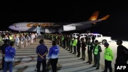 Los migrantes venezolanos deportados descienden del avión de la aerolínea venezolana Conviasa cuando llegan al Aeropuerto Internacional Simón Bolívar en Maiquetía, Venezuela, el 20 de febrero de 2025.