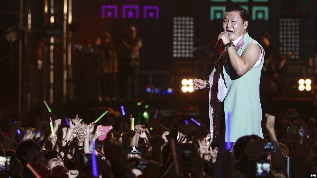 El múscio surcoreano Psy (3i) actúa durante el concierto ofrecido en el City Hall de Corea de Sur 
