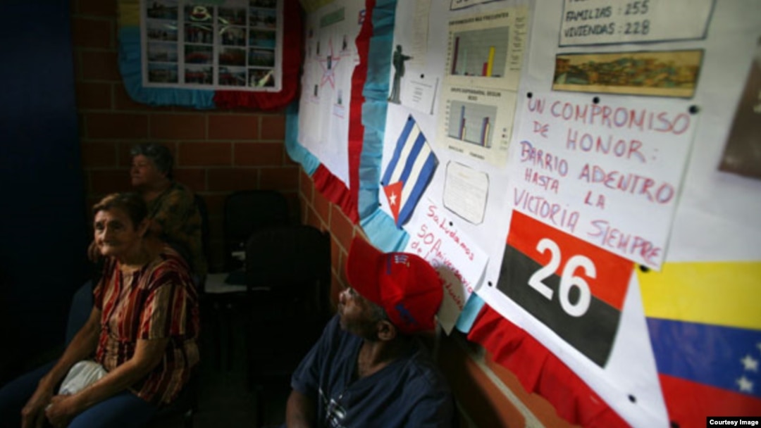 Pacientes esperan en un consultorio de la misión barrio adentro en Venezuela.