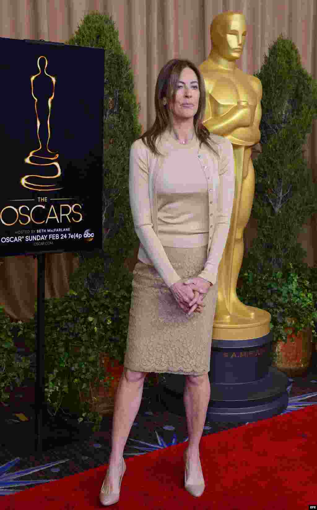 MAN29. LOS ÁNGELES (EEUU), 04/02/2013.- La directora estadounidense Kathryn Bigelow posa a su llegada hoy, lunes 4 de febrero de 2013, al tradicional almuerzo previo a la ceremonia de la 85 edición de los Óscar, en Los Ángeles (EEUU). EFE/MICHAEL NELSON