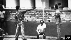 El actor Al Pacino apunta con un arma automática mientras rueda una escena de "Scarface" el 26 de abril de 1983 en Miami Beach, Florida AP/Bill Cooke.