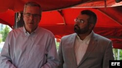 El exgobernador de la Florida Jeb Bush y Zeus Rodríguez, presidente de "Hispanics for School Choice" hablan a la prensa hoy, domingo 26 de abril de 2015, en Miami (EE.UU.). 