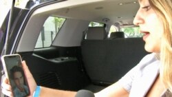 La joven que saltó con un cartel al terreno del juego Cuba-Venezuela habla con Otero Alcántara