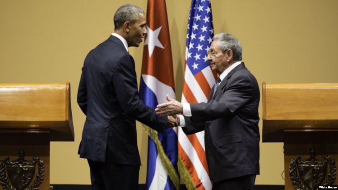 El expresidente de EEUU, Barack Obama, y el gobernante cubano Raúl Castro se dieron la mano hace un año en La Habana.