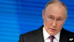 El presidente ruso Vladimir Putin lanzó la amenaza en un discurso sobre el Estado de la Nación en Moscú, este 29 de febrero. (AP/Alexander Zemlianichenko)