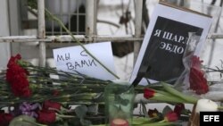 Flores y velas en memoria de las víctimas del atentado contra la publicación francesa "Charly Hebdo" depositadas ante la Embajada de Francia en Moscú, 8 de enero de 2015.