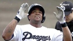 El pelotero cubano Dayan Viciedo gano el guante de oro en la liga profesional de beisbol de Japón