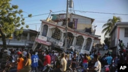 Petit Pas Hotel, destruido por el sismo de 7.2 en Les Cayes, Haití. (AP Photo/Joseph Odelyn)