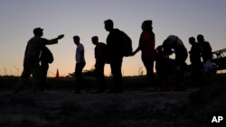 Un grupo de inmigrantes tras cruzar el Río Grande y entrar a los EEUU desde México, el 23 de septiembre de 2023, en Eagle Pass, Texas. (Foto AP/Eric Gay, Archivo)
